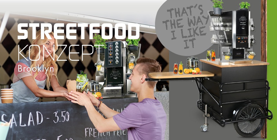Frau reicht man schön dekoriertes Brooklyn Glas aus einem Foodtruck mit Brooklyn Streetfood Konzept Technik