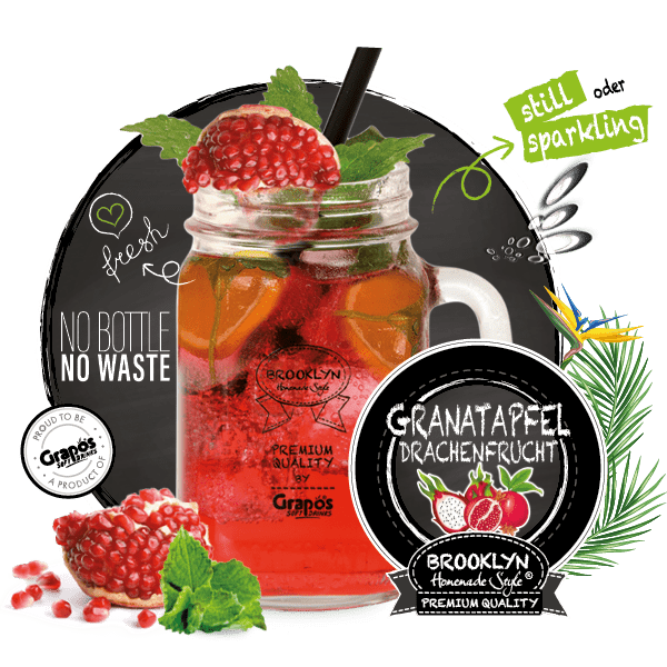 Schön dekoriertes gefülltes Brooklyn Homemade Style Glas mit Henkel daneben das Brooklyn Logo Geschmacksrichtung Granatapfel Drachenfrucht und dem Hinweis still oder sparkling