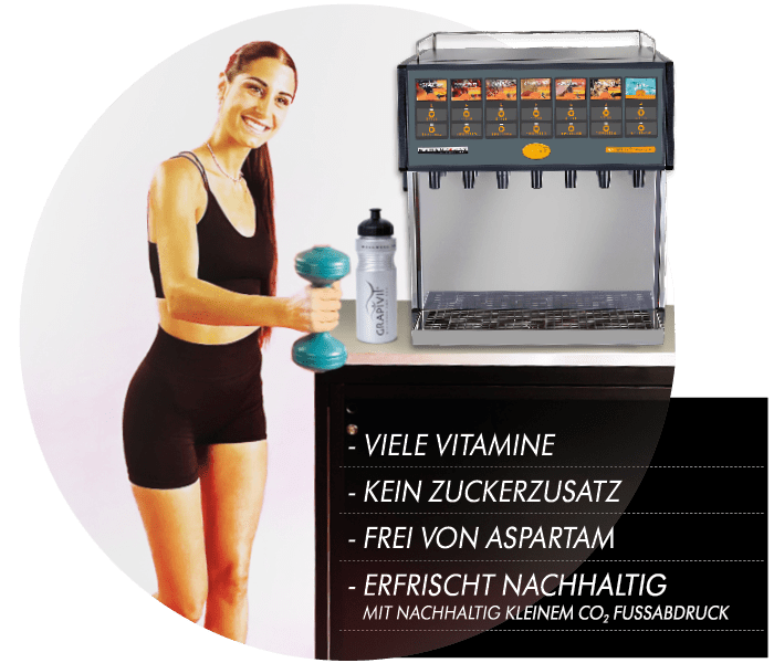 Sportliche Frau mit Hantel steht neben einem Grapivit Technik Gerät darunter Hinweistext viele Vitamine, kein Zuckerzusatz, frei von Aspartam, erfrischt nachhaltig mit nachhaltig kleinem CO2 Fußabdruck
