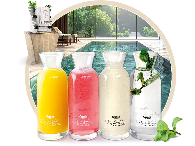 Grapos Wellness Karaffen vor einem Pool im Wellnessbereich