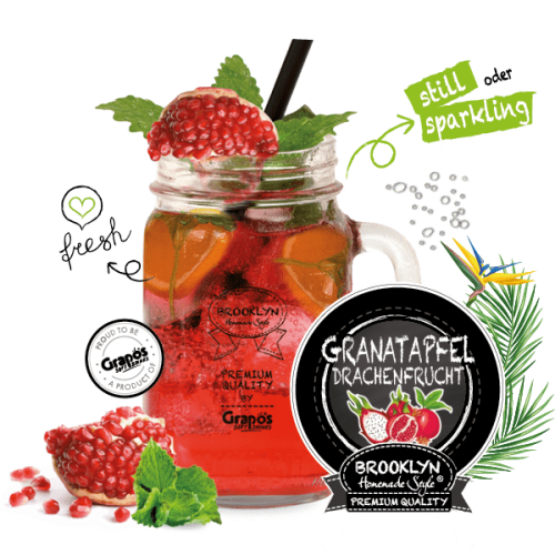 Schön dekoriertes gefülltes Brooklyn Homemade Style Glas mit Henkel daneben das Brooklyn Logo Geschmacksrichtung Granatapfel Drachenfrucht